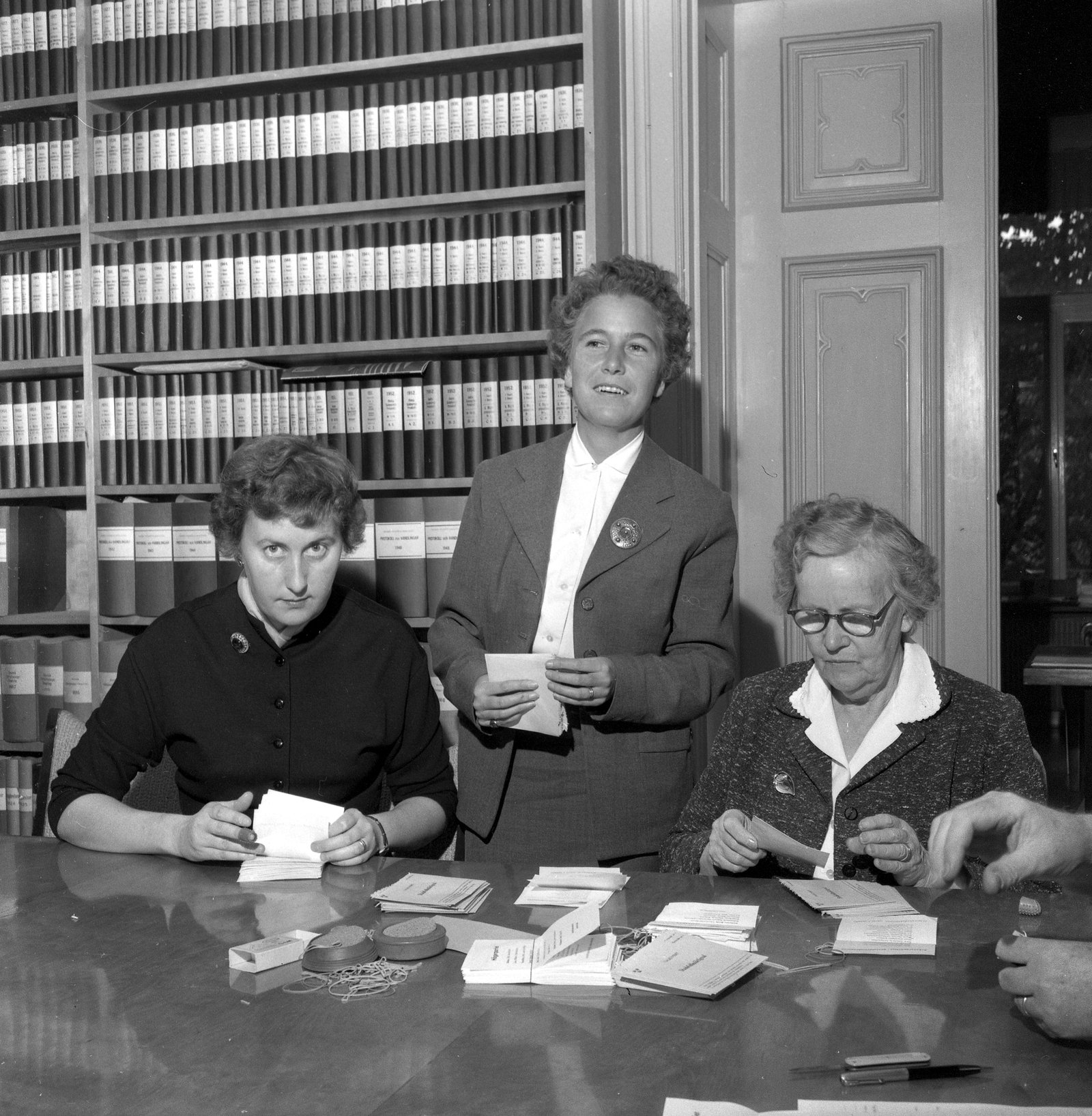 Rösträkning i Örebro 1958 – rösterna räknas för hand